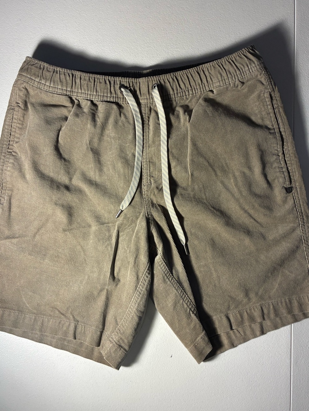 Vuori Men's Casual Shorts in Olive Brown size M. Pre-owned excellent condition